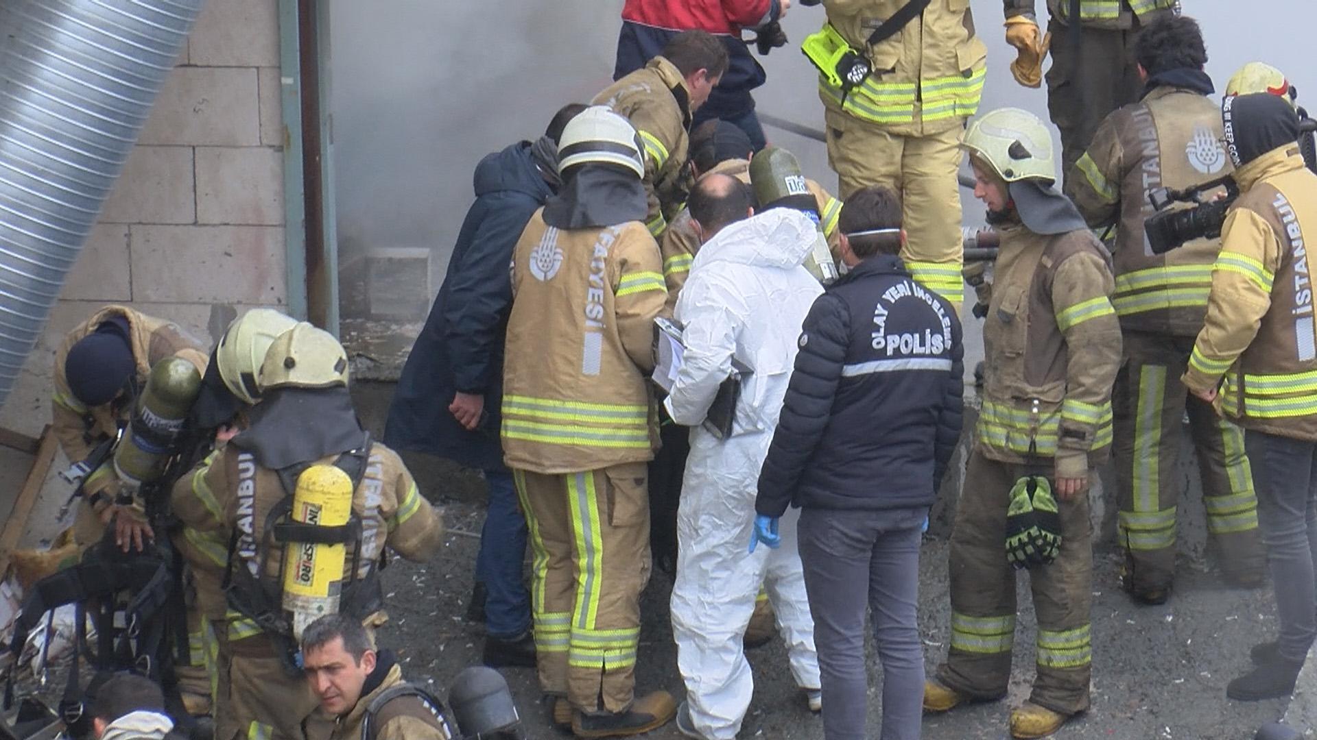 Son dakika: Arnavutköyde hırdavat deposunda yangın 4 cansız bedene ulaşıldı