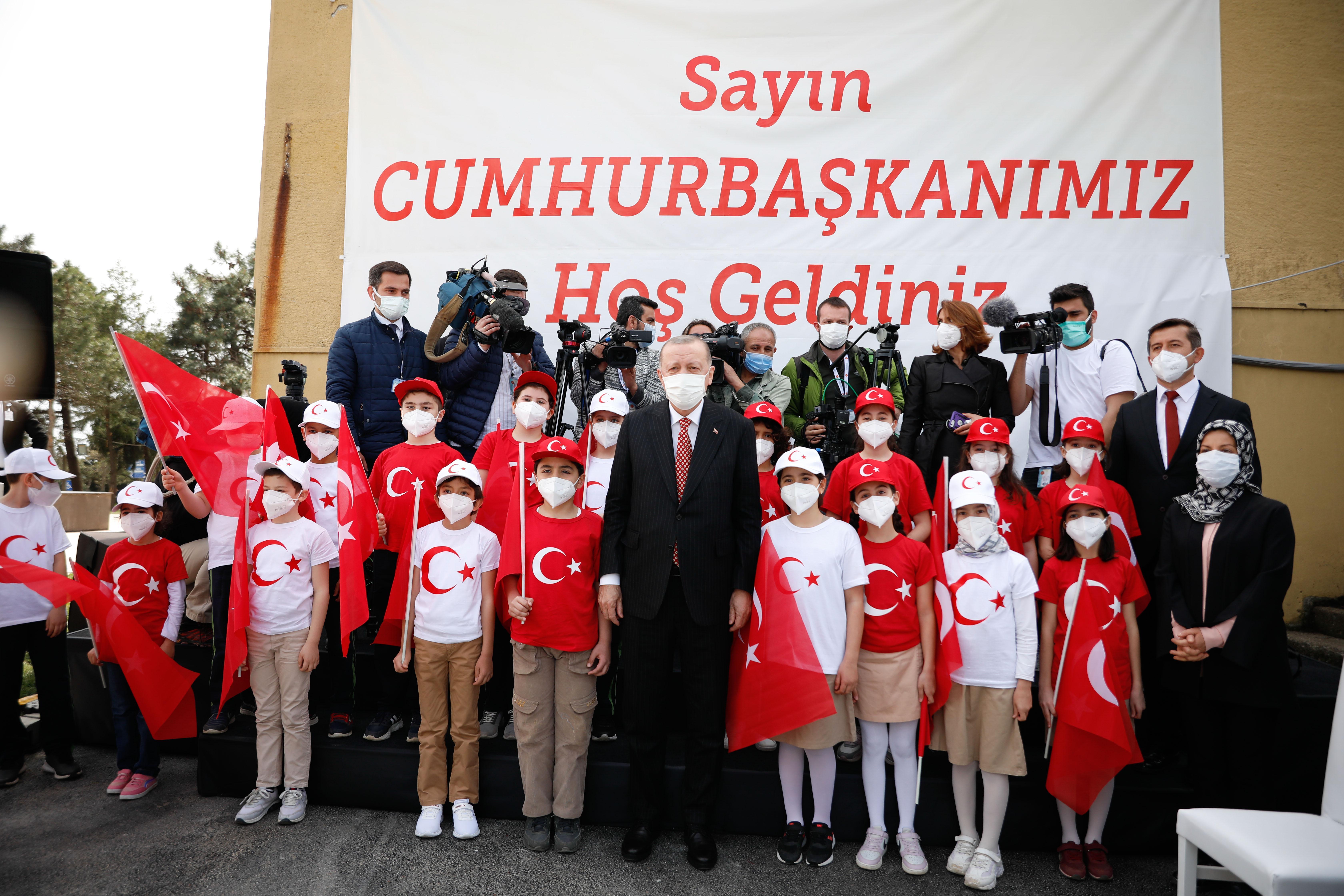 Son dakika: Erdoğandan önemli açıklamalar Çamlıca Tepesine dev Türk bayrağı çekildi
