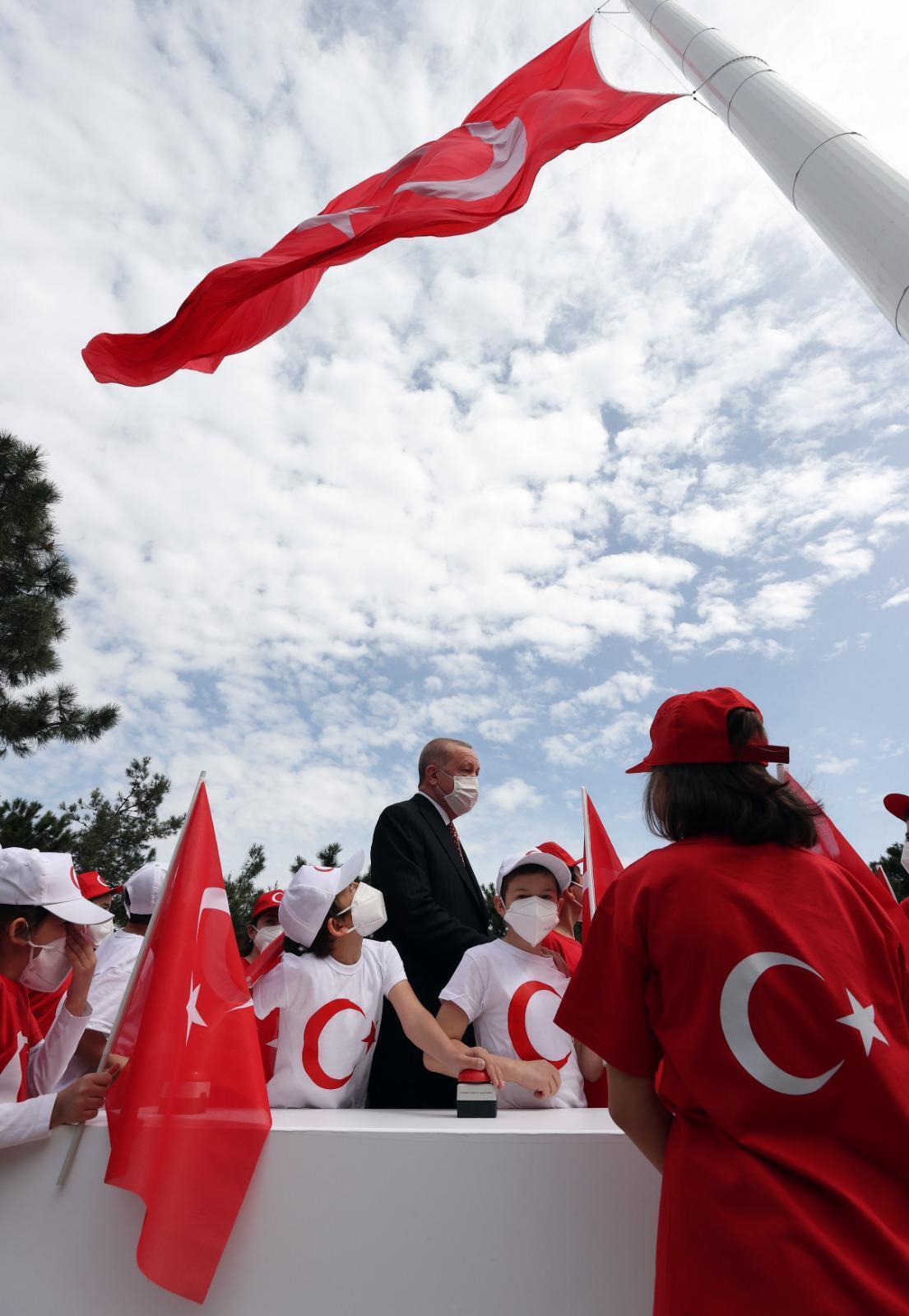 Son dakika: Erdoğandan önemli açıklamalar Çamlıca Tepesine dev Türk bayrağı çekildi