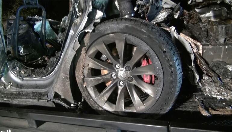 Sürücüsüz Tesla’nın yaptığı kazada 2 kişi hayatını kaybetti