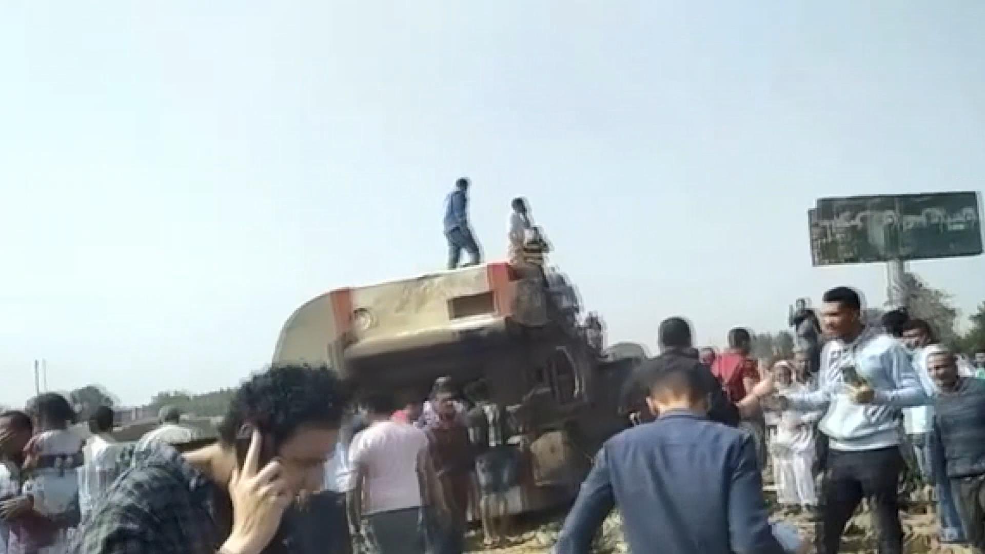 Son dakika: Mısırda yolcu treni devrildi Çok sayıda ölü ve yaralı var