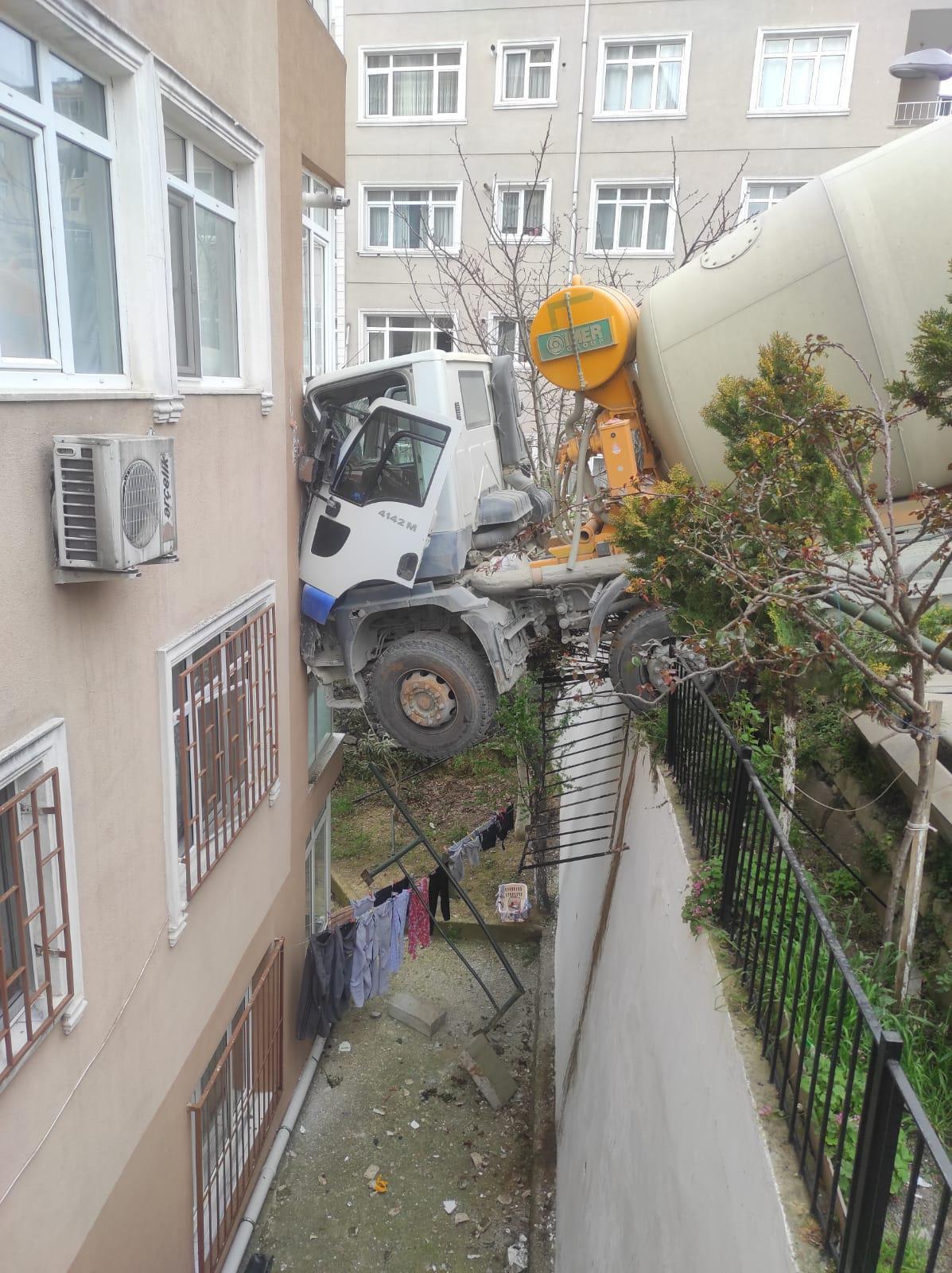 İstanbulda binaya beton mikseri çarptı Ekipler olay yerinde