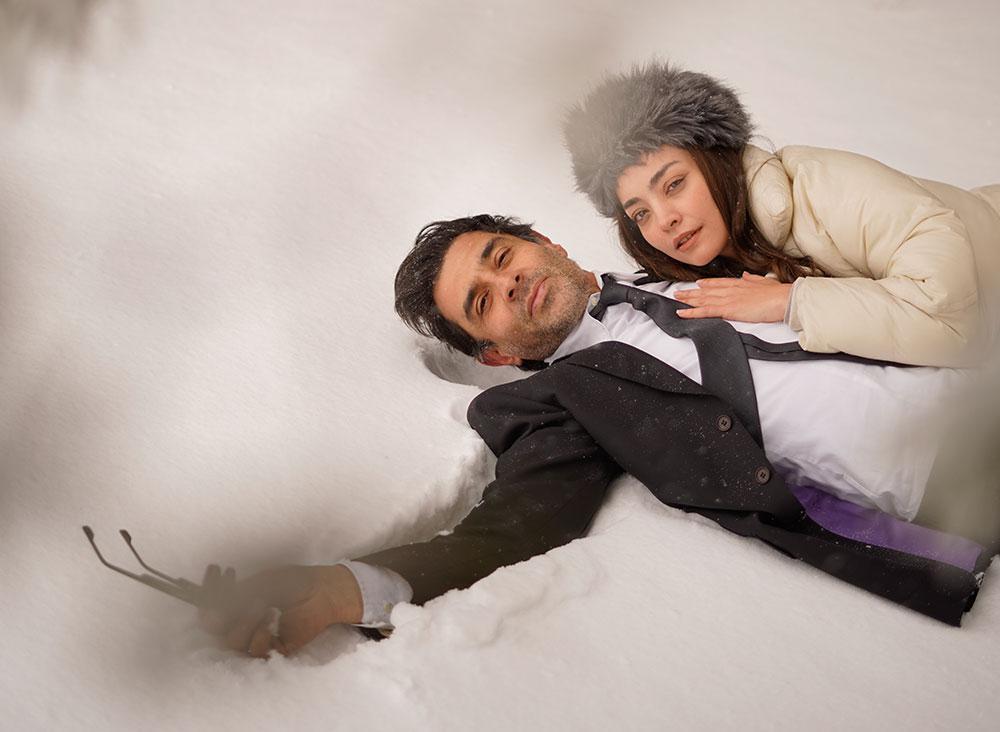 Cansel Elçin ve eşi Zeynep Tuğçe Bayatın kar romantizmi