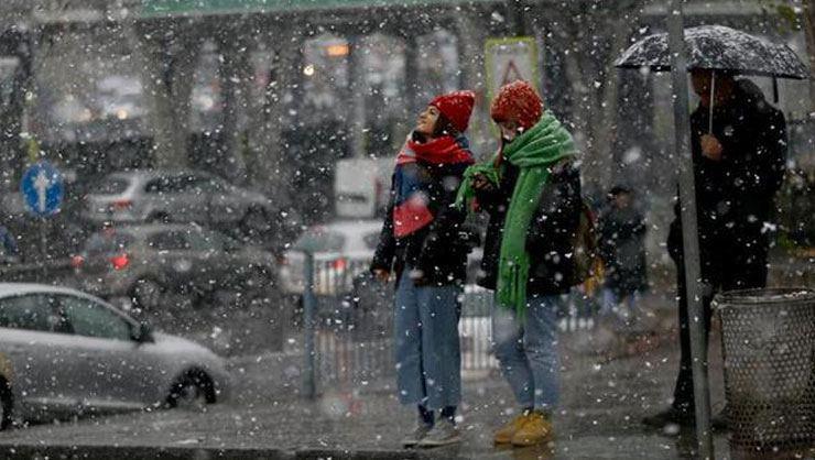 İstanbula son dakika kar yağışı uyarısı Kar İstanbula ne zaman yağacak Meteoroloji 23 ili turuncu kodla uyardı