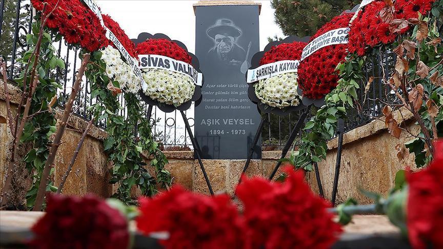 Aşık Veysel vefatının 48. yılında Sivastaki mezarı başında anıldı