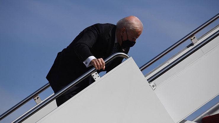 ABD Başkanı Biden uçağa binerken 3 kez düştü, Beyaz Saraydan şaşırtan açıklama geldi