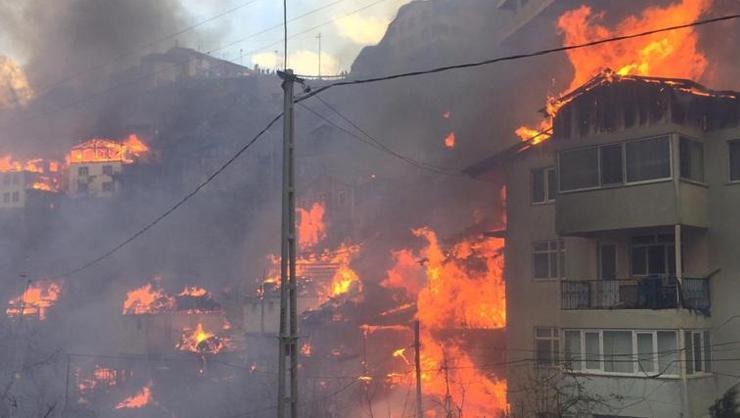Artvinde büyük yangın, 60ye yakın ev alev aldı