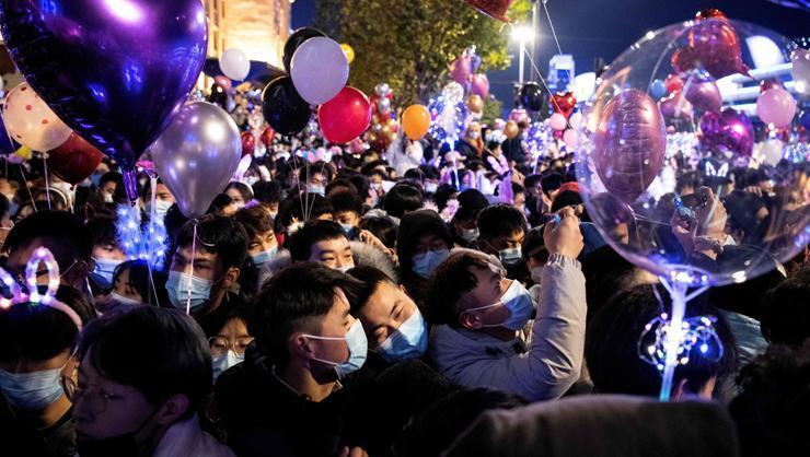Çinden dünyaya yanıt: Wuhanda kutlamalar sürecek, alışın