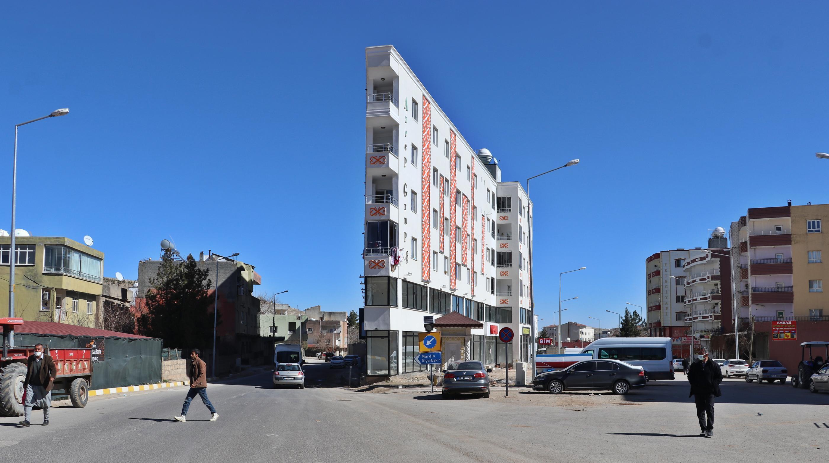 Görüntü Türkiyeden Binayı görenler önünde fotoğraf çekiliyor