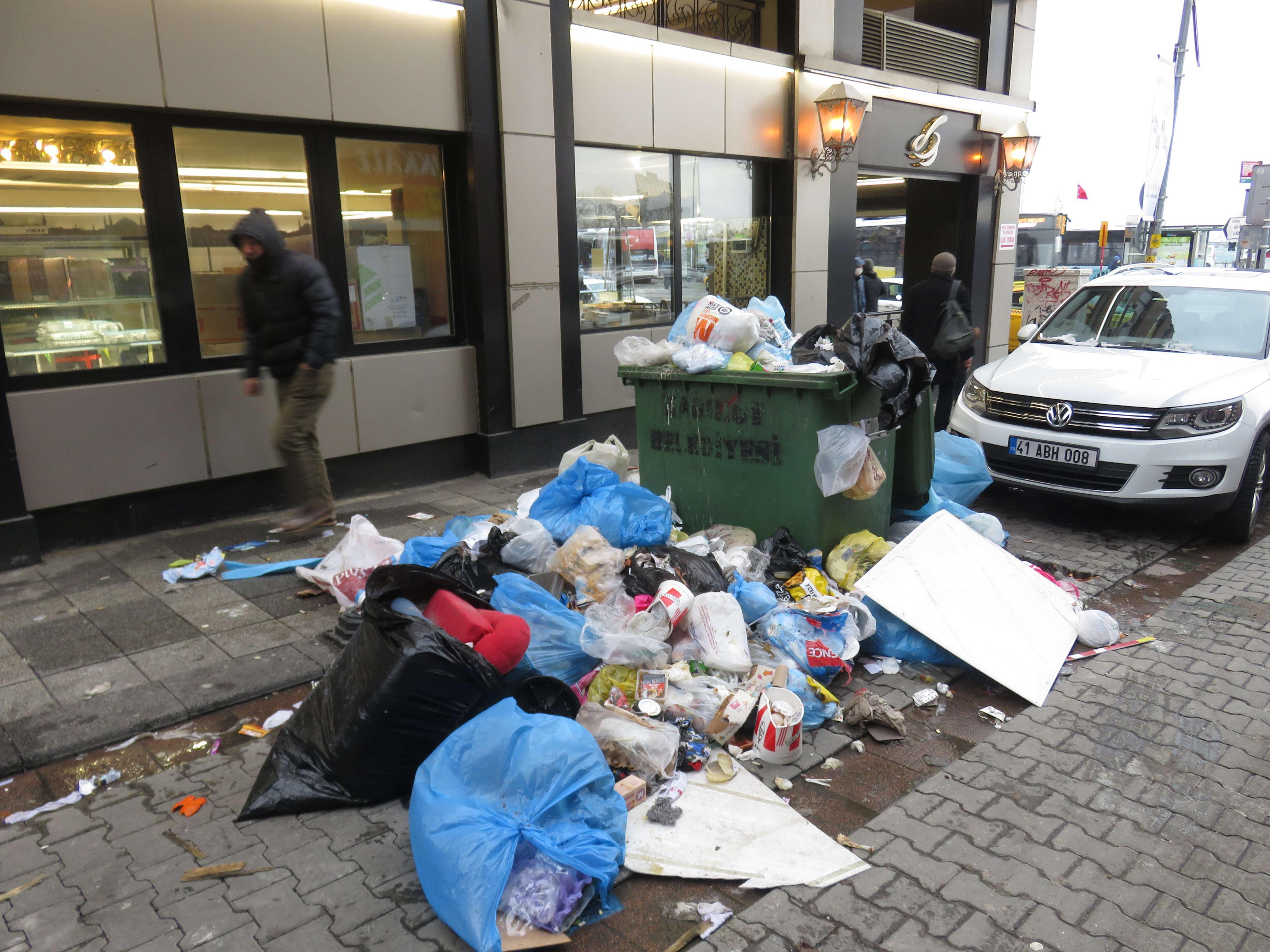 Kadıköyde belediye işçileri greve girdiği için sokaklar çöp doldu