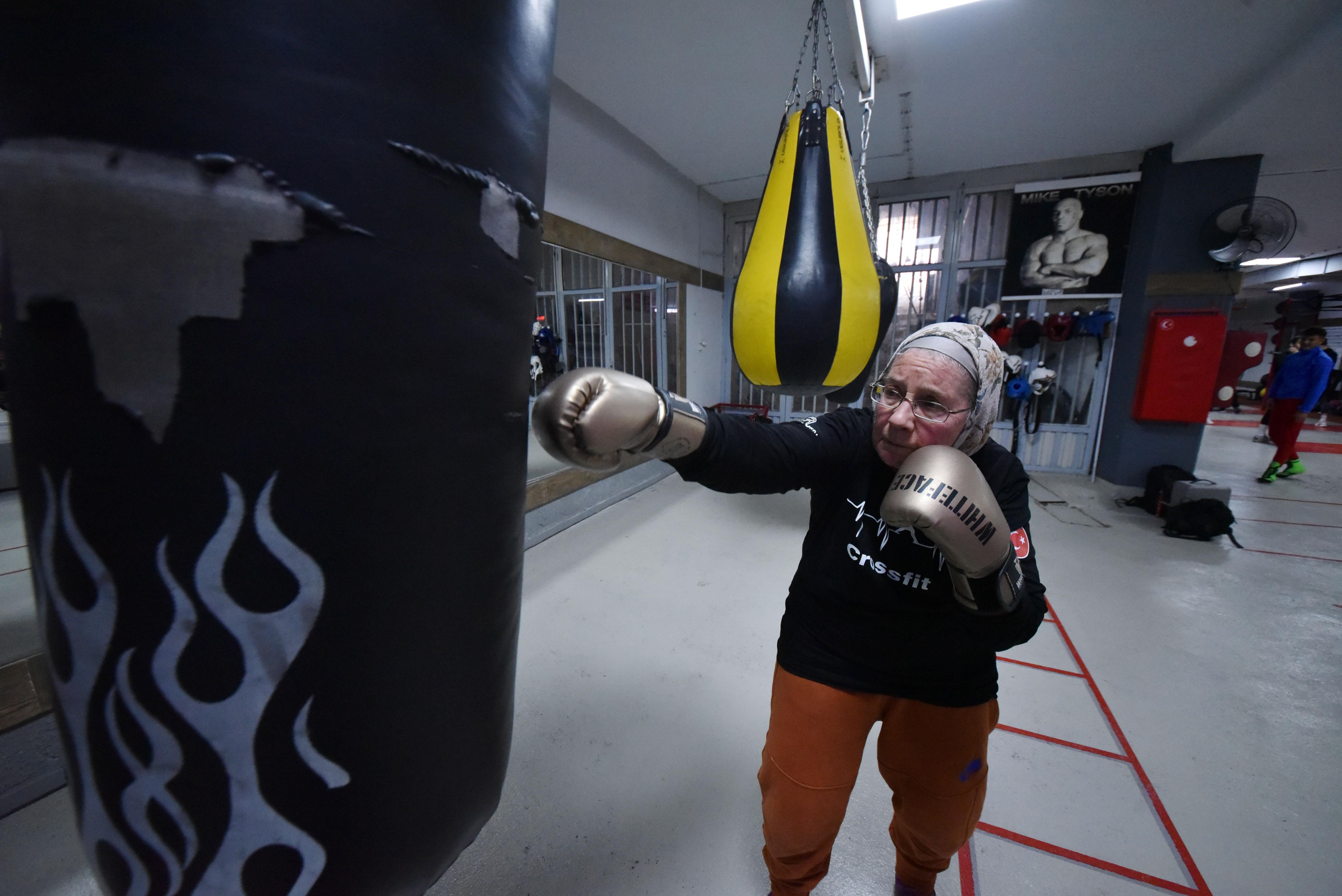 75 yaşındaki Naciye Nine, boks yaparak hastalığıyla mücadele ediyor