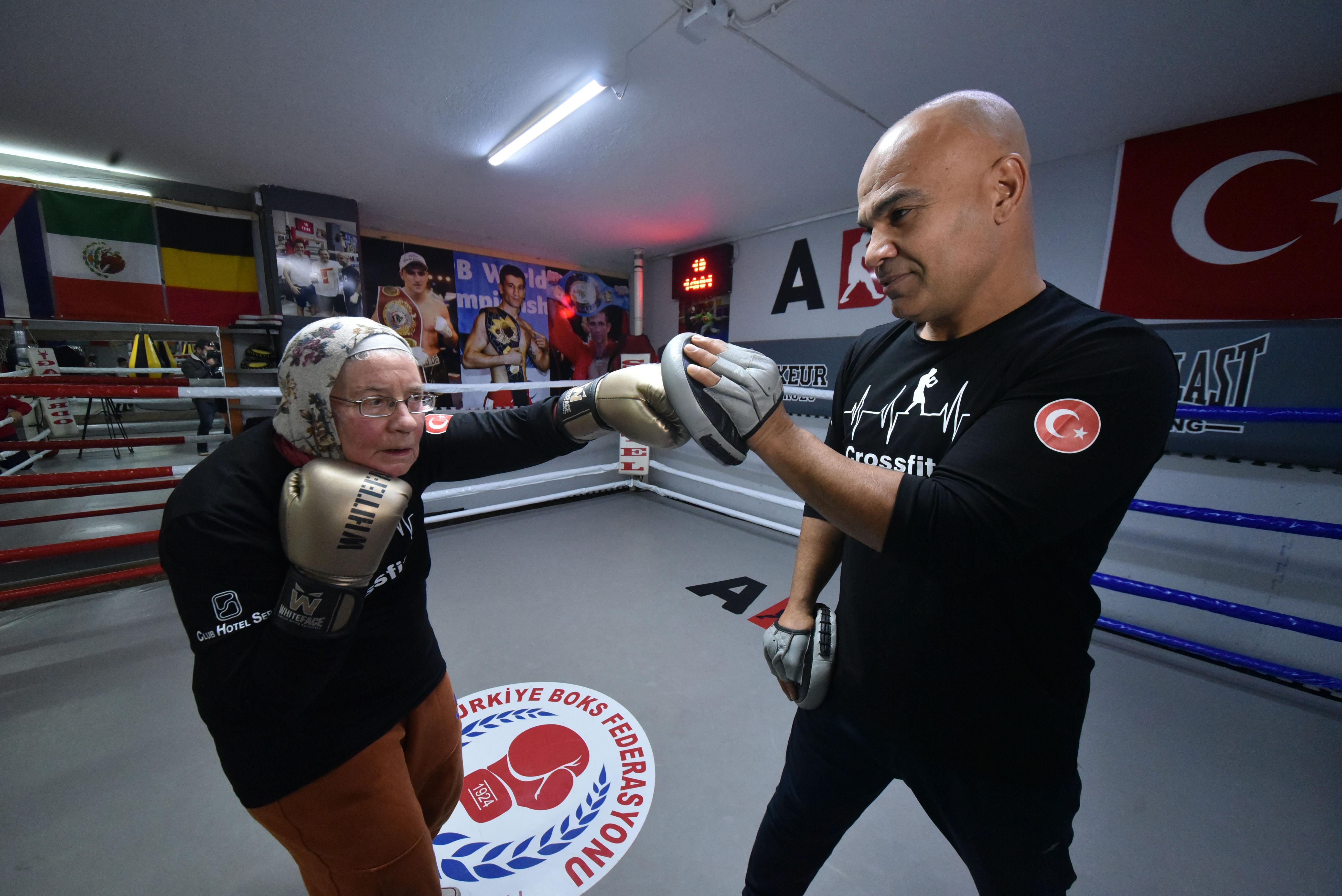 75 yaşındaki Naciye Nine, boks yaparak hastalığıyla mücadele ediyor