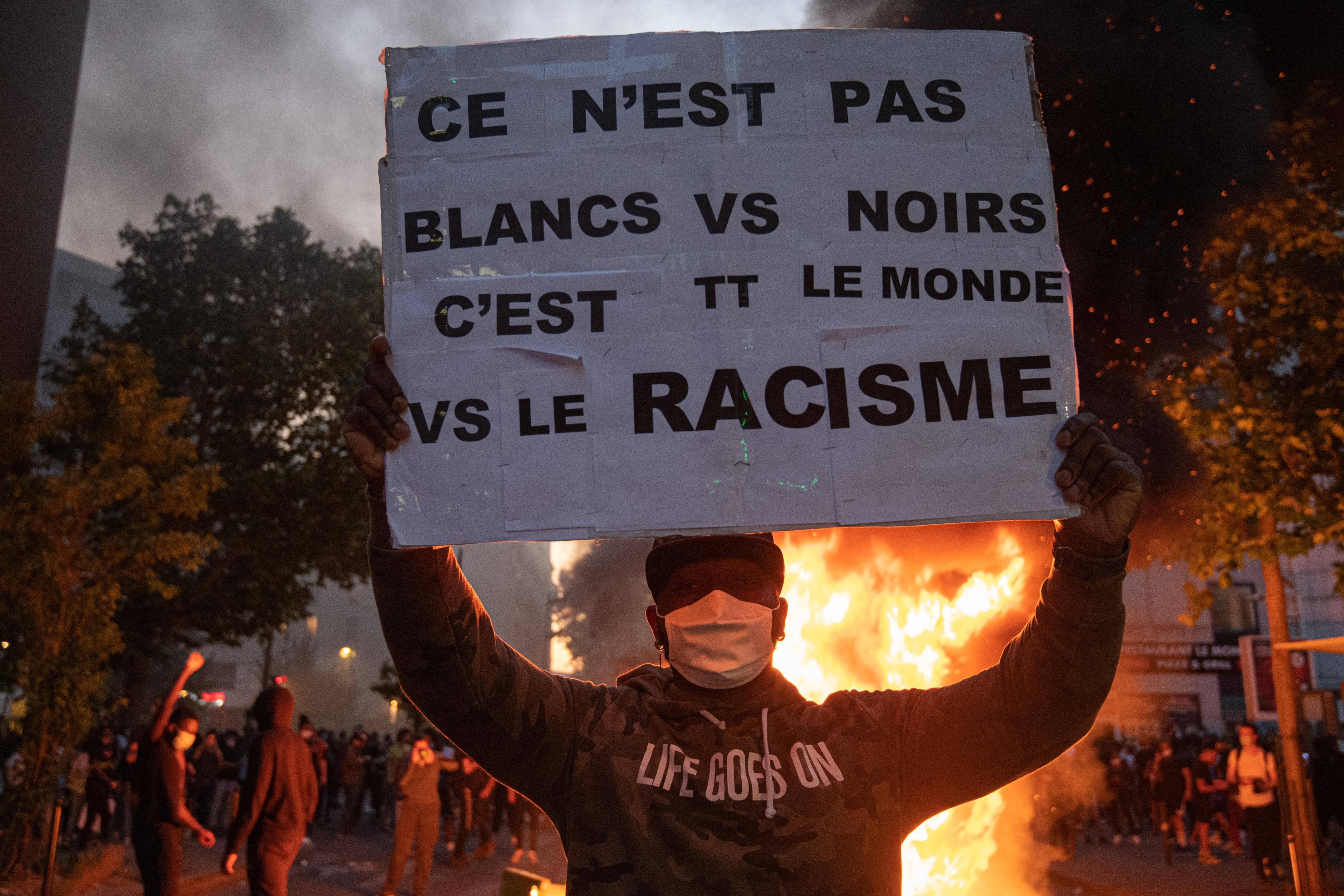 Fransada siyahi genç Adama Traorenin öldürülmesi nedeniyle protesto başladı