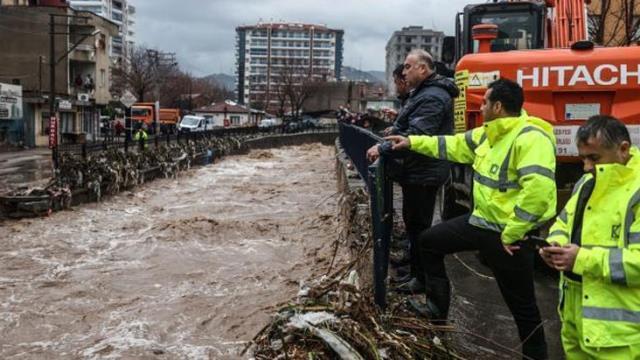 İzmirde sel nedeniyle kamu personelleri tam gün idari izinli sayılacak