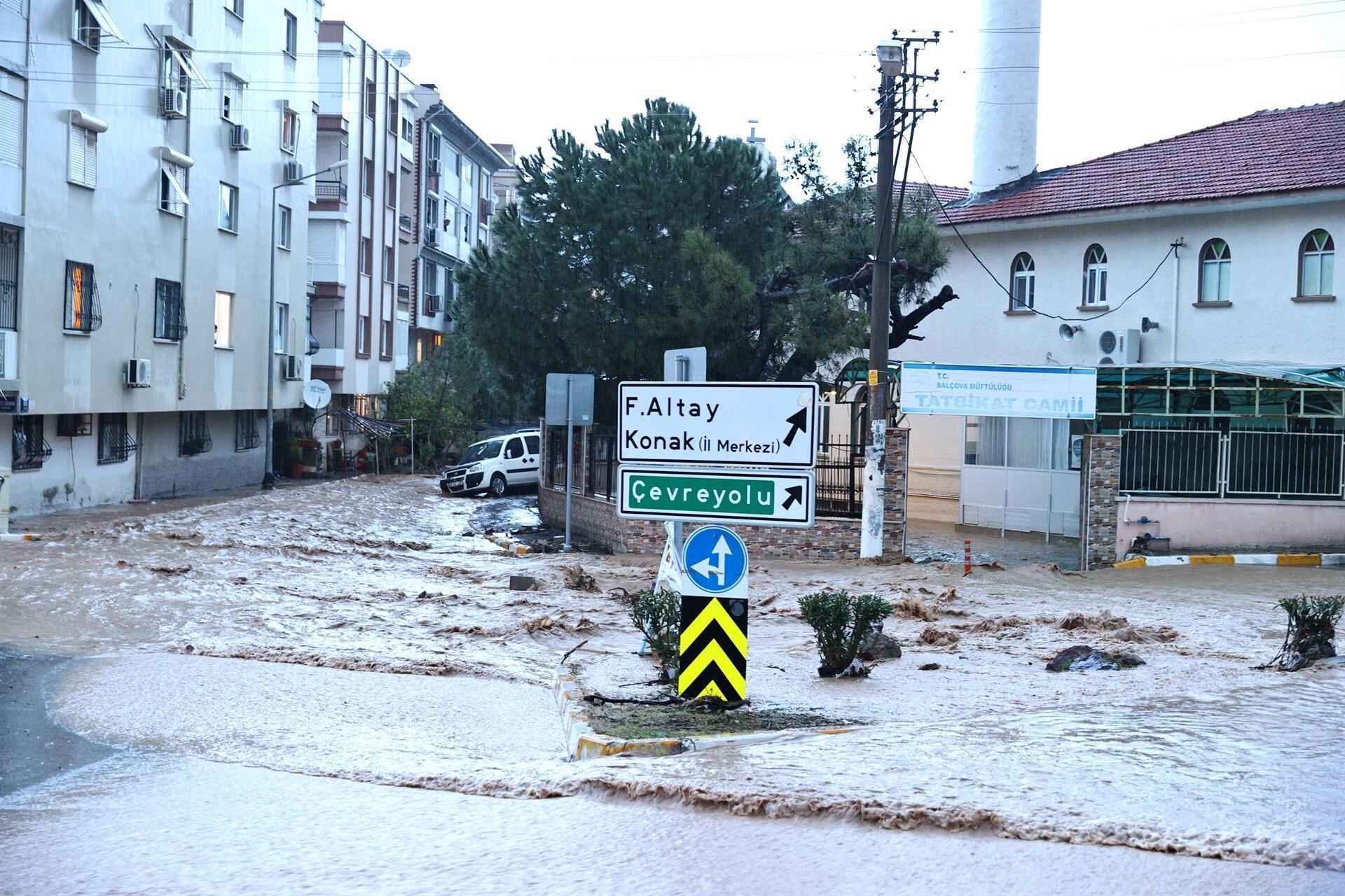 İzmirde sel nedeniyle iş yerlerini su bastı, belediye evden çıkmayın uyarısı yaptı