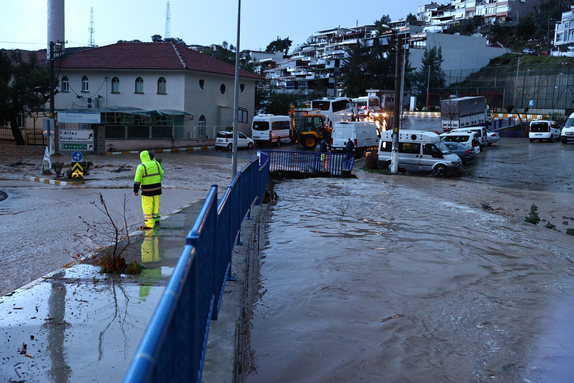 İzmirde sel nedeniyle iş yerlerini su bastı, belediye evden çıkmayın uyarısı yaptı