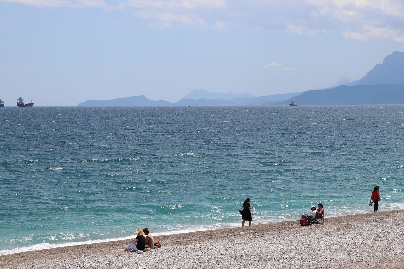 Antalya sahillerinde sosyal mesafeli deniz ve güneş keyfi