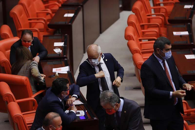 Meclis 48 gün sonra toplandı Kırmızı maskeli vekiller dikkat çekti