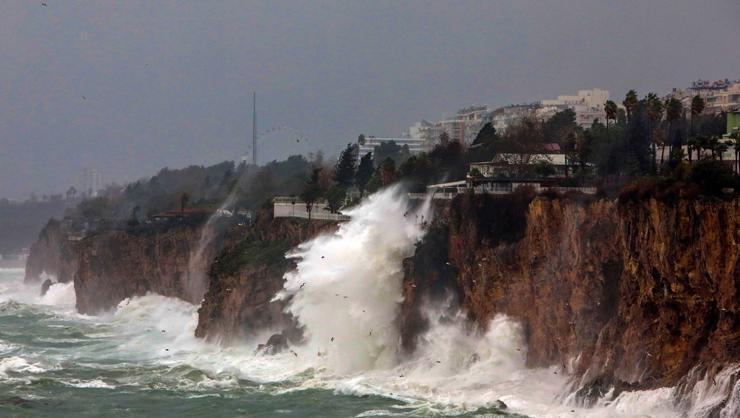 Antalyada fırtına hayatı olumsuz etkiledi, denizdeki balık evin balkonuna savruldu