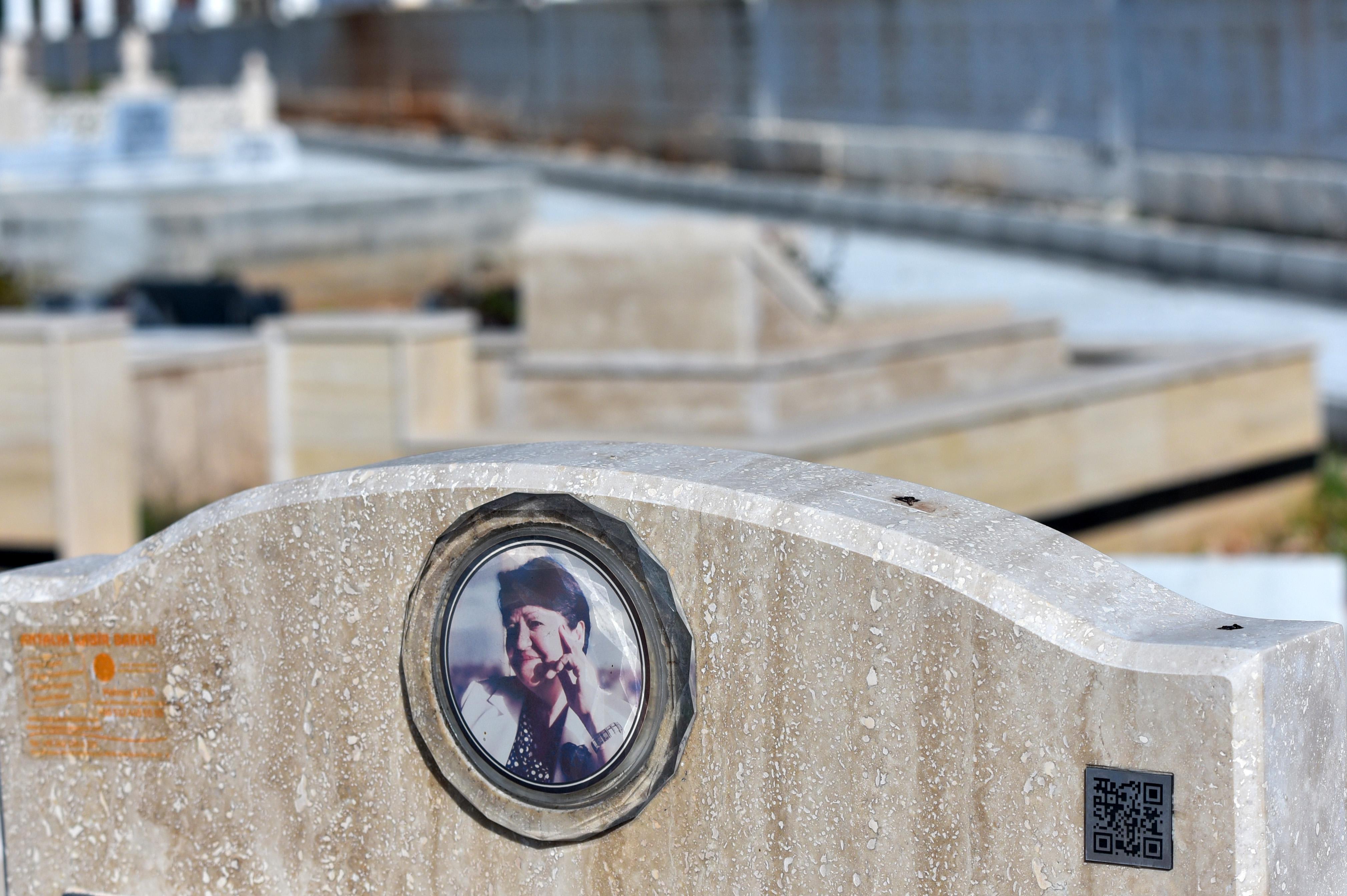 Mezar taşlarında karekod dönemi başladı: Vefat eden kişinin anılarına ulaşabileceksiniz
