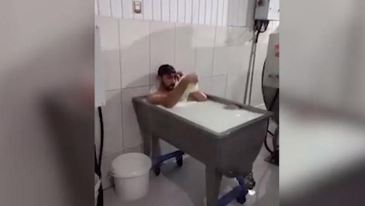Süt banyosundan sonra şimdi de döner havası... İki çalışanın çekip paylaştığı video, tepki çekti
