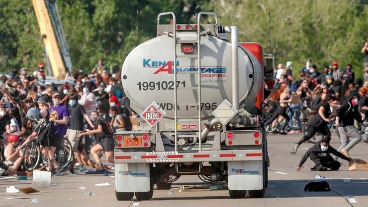 ABDde taker sürücüsü aracını binlerce protestocunun üzerine sürdü