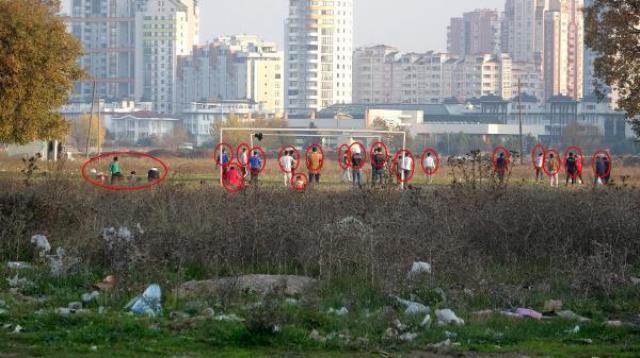Kısıtlamada futbol maçı yapan 27 kişinin polisten kaçtığı anlar kamerada