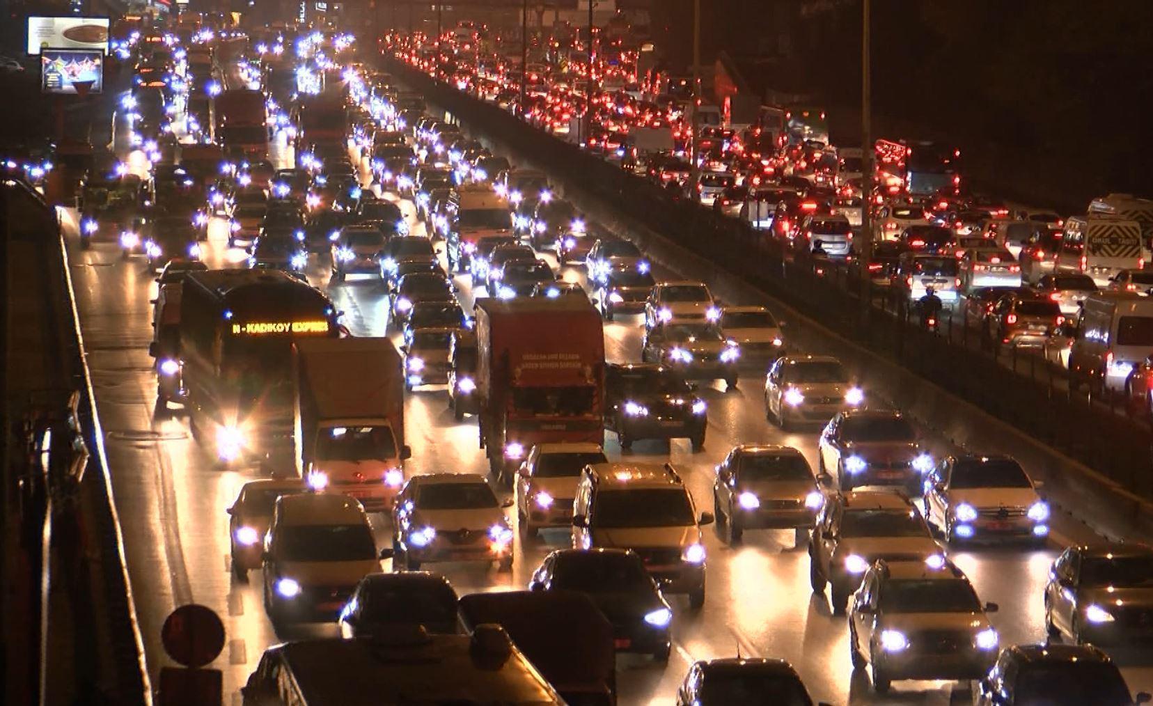 İstanbul’da sokağa çıkma kısıtlamasına 2 saat kala trafik yoğunluğu yüzde 81lere çıktı
