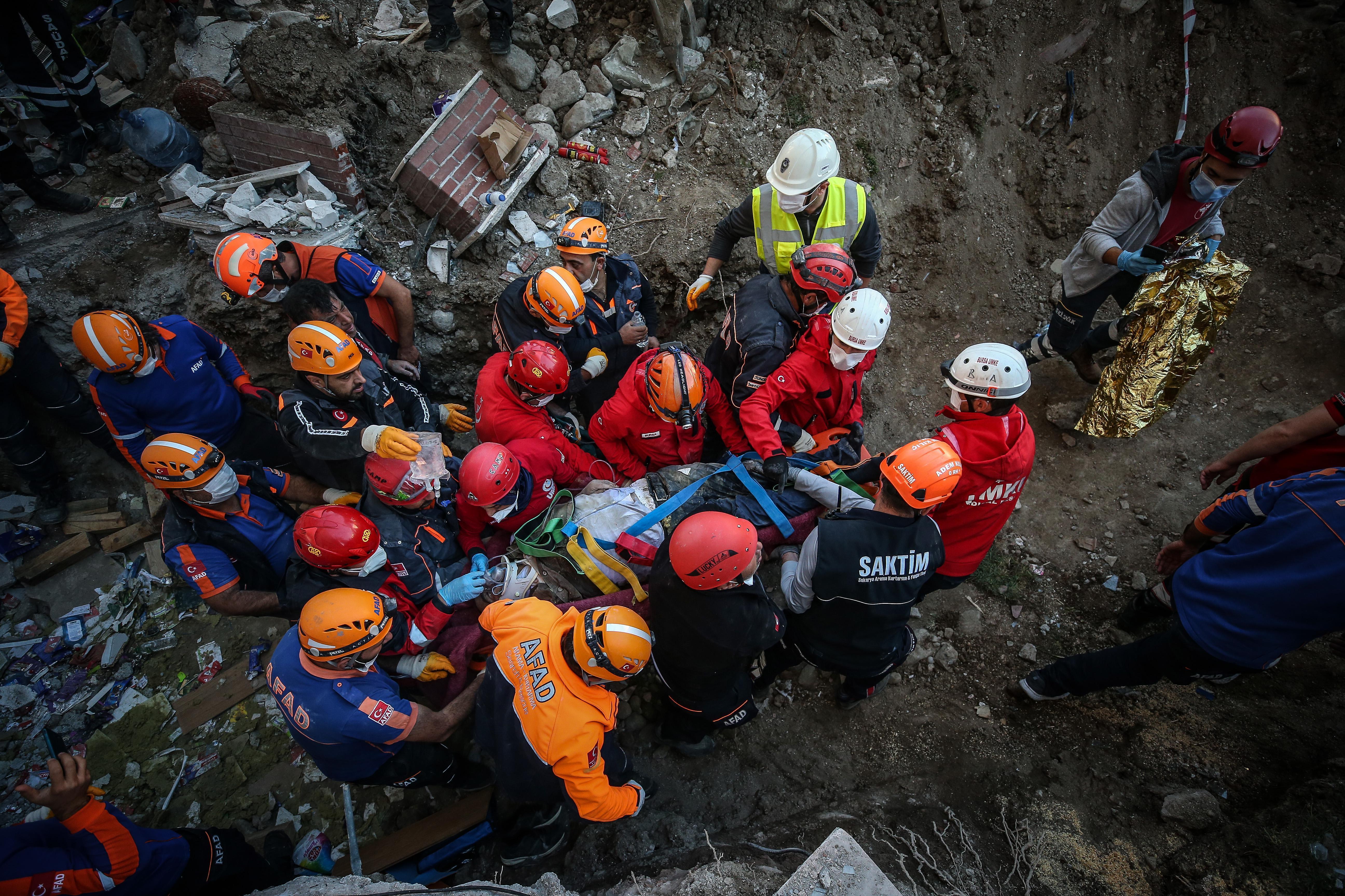İzmir’de depremden 26 saat sonra enkaz altından çıkarılan Helim Sarı,  hayatını kaybetti