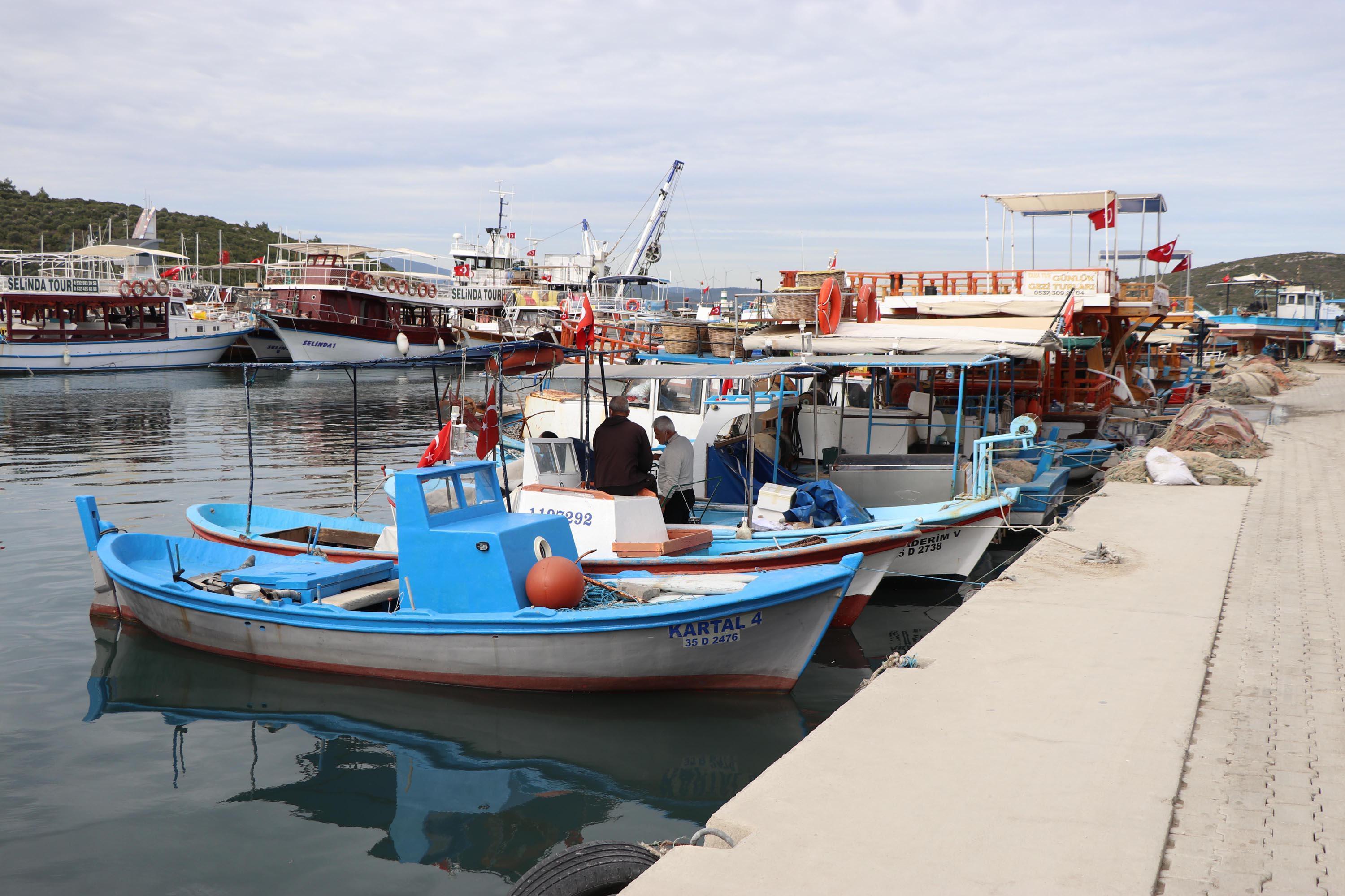 İzmirdeki balıkçılar tsunami korkusundan avlanmaya çıkamıyor