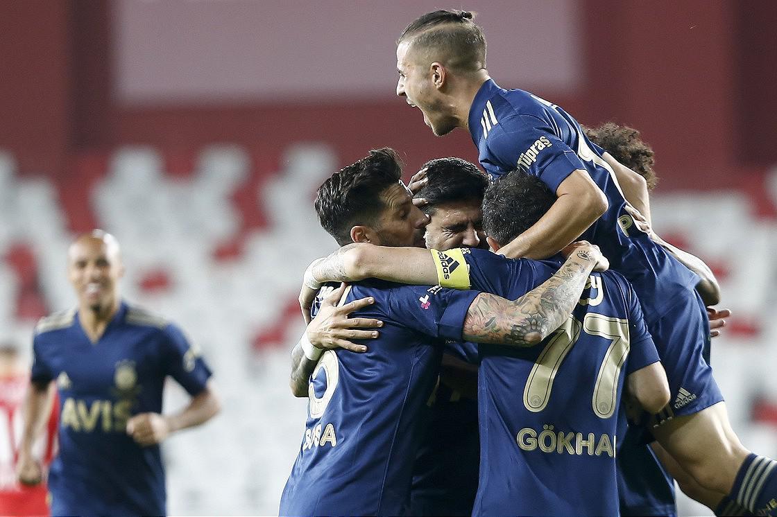 Fenerbahçe, Antalyasporu deplasmanda 2-1 yendi