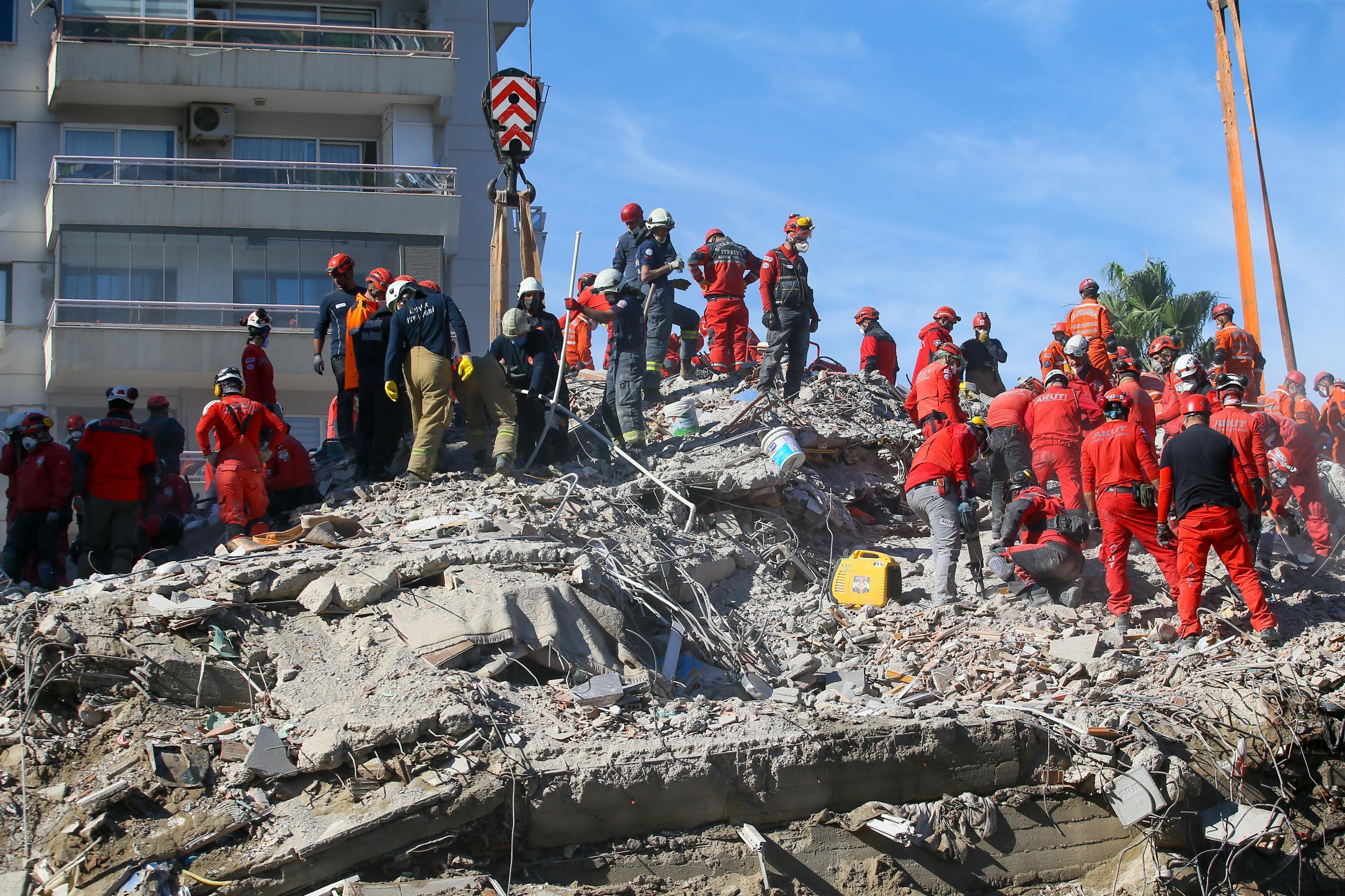 Bakan Kocadan deprem felaketi yaşan İzmirlilere önemli uyarı