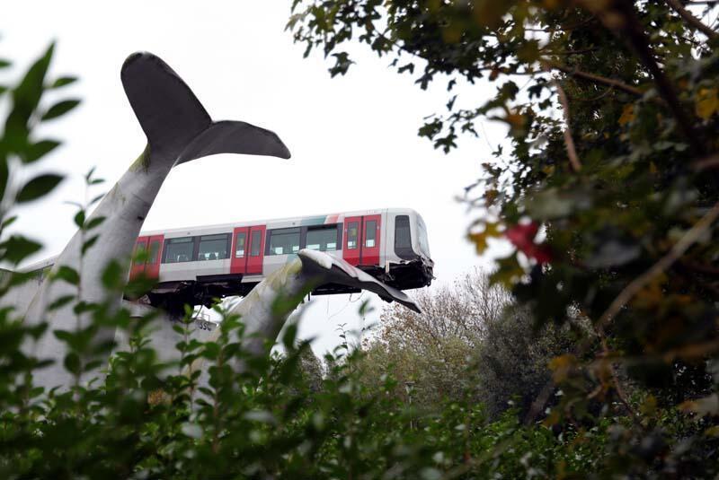 Hollanda’da tren 7,5 metre yükseklikte asılı kaldı