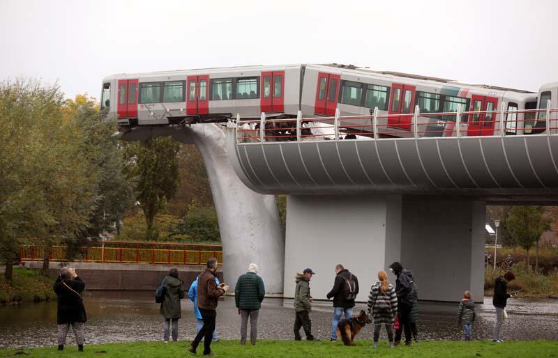 Hollanda’da tren 7,5 metre yükseklikte asılı kaldı