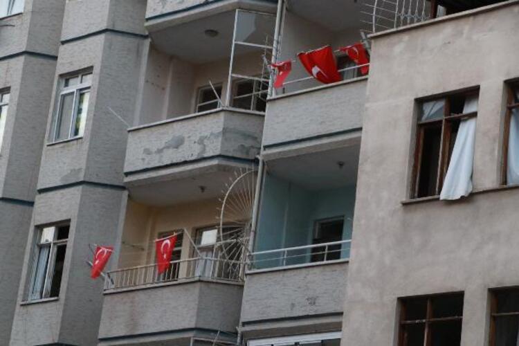 İskenderundaki patlamaya vatandaşlar Türk bayraklarıyla tepki gösteriyor