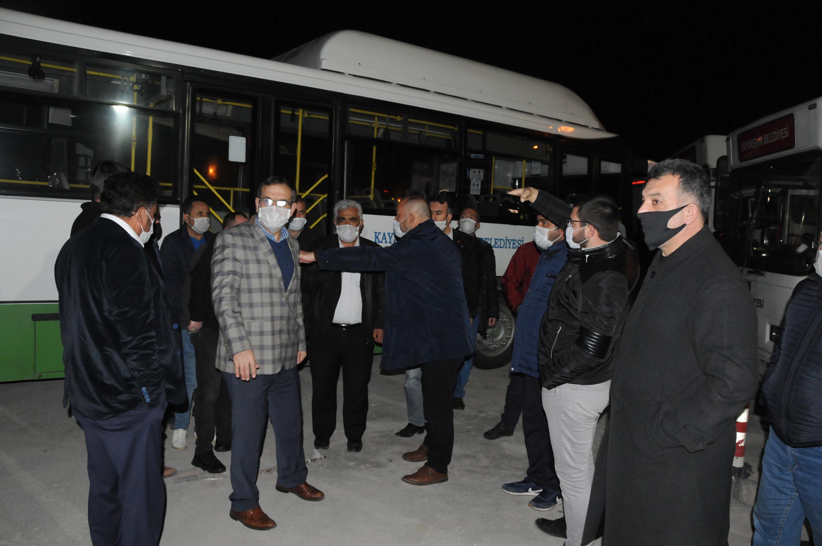 Halk otobüs şoförleri, gönderilen mesaj üzerine yol kapatıp eylem yaptı