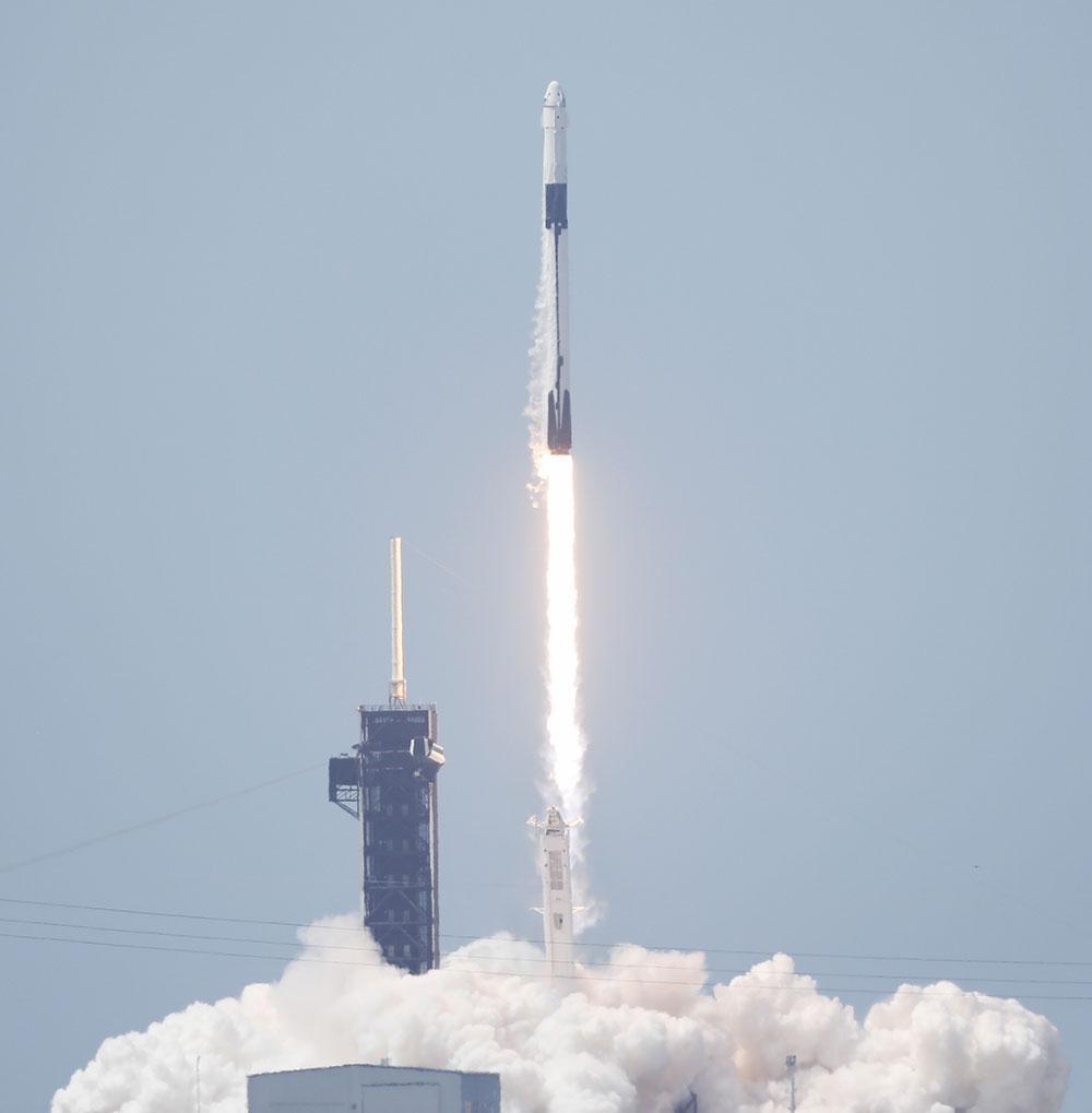 SpaceXin Crew Dragon uzay aracı fırlatıldı