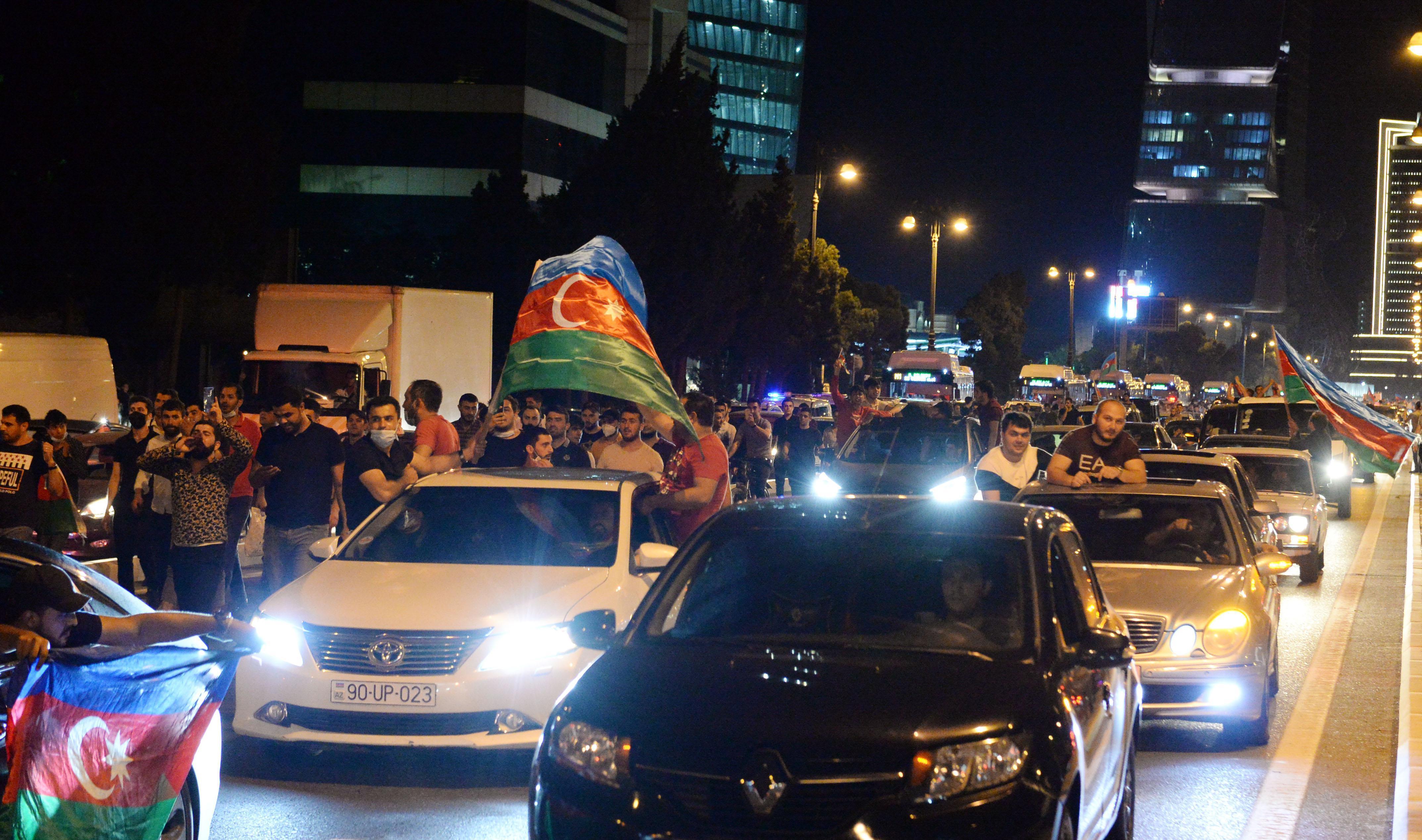 Azerbaycan ayakta Halk Meclisin önünde toplandı