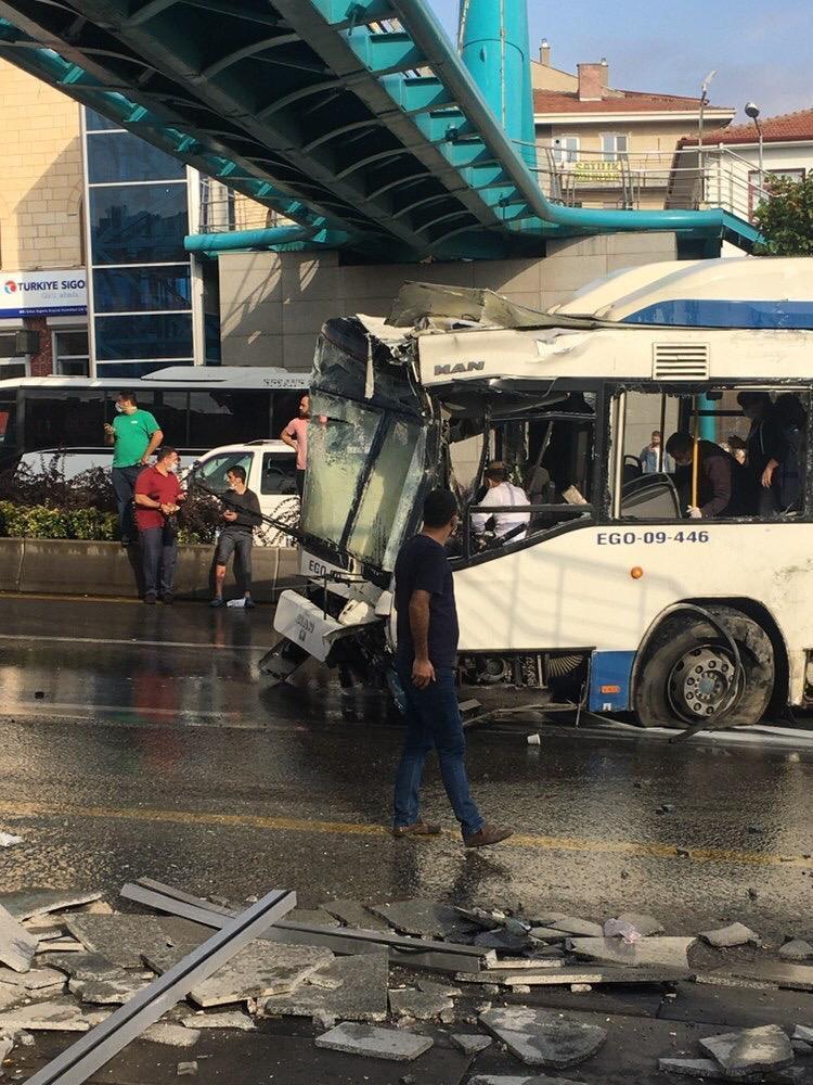 Ankarada belediye otobüsü üst geçit asansörüne çarptı:  Çok sayıda yaralı var