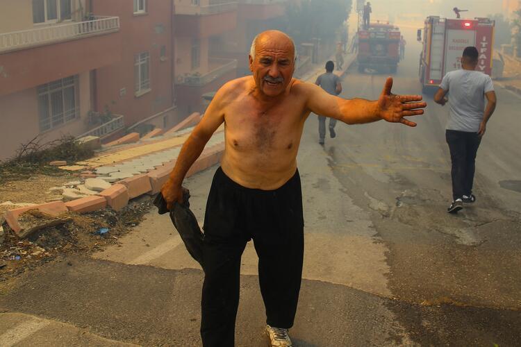 Hataydaki yangın yeniden evlere sıçradı Vatandaşlar tahliye ediliyor