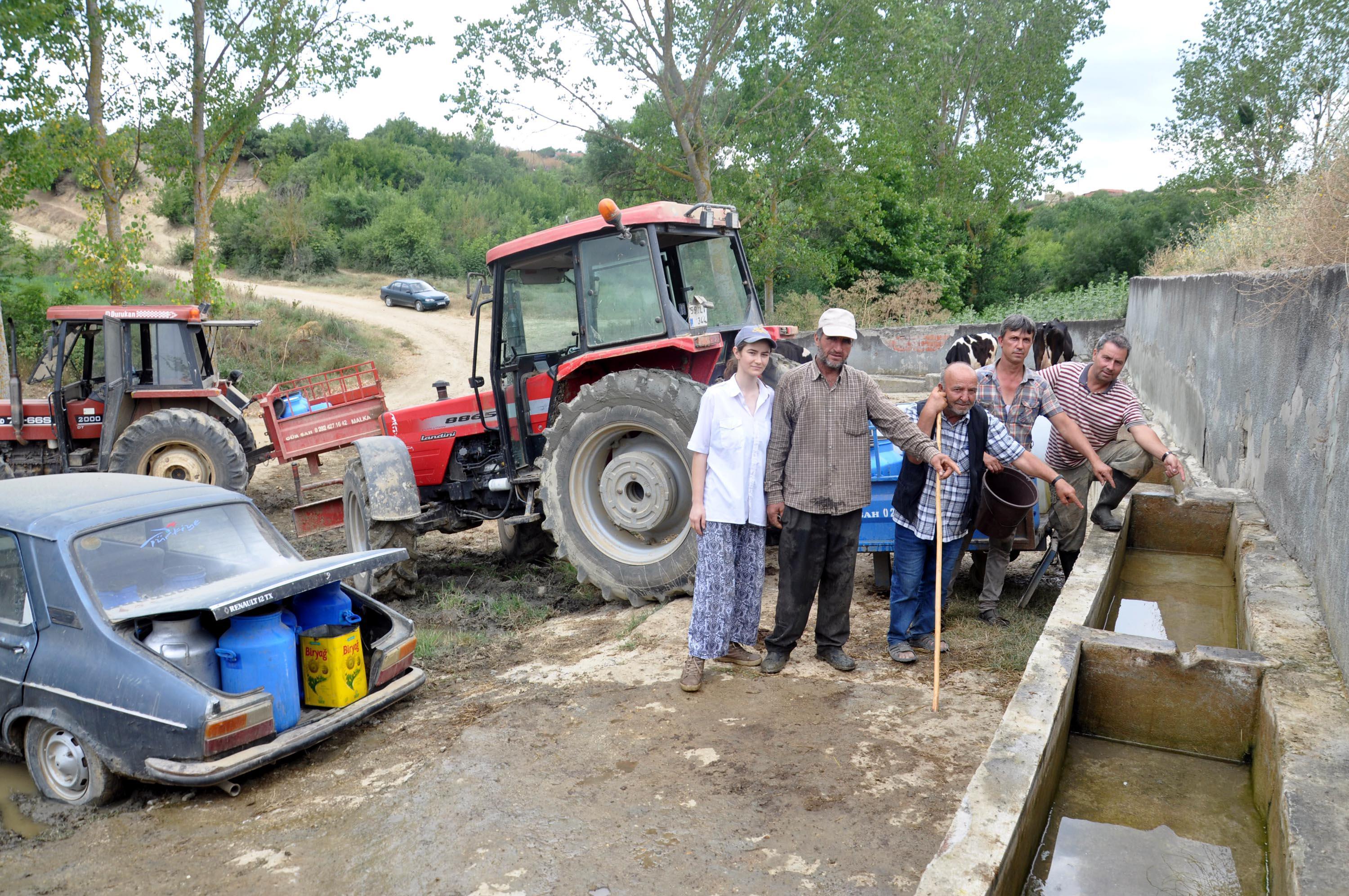 Tekirdağ’da susuz kalan köylüler, traktör ve araçlarla su taşıyor
