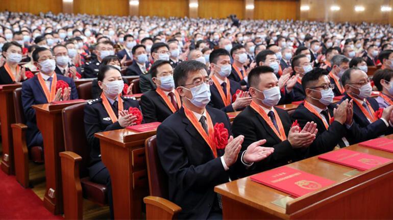 Çinde pandemi ile mücadele toplantısına tam 3 bin kişi katıldı