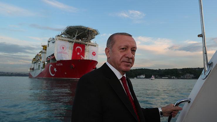 Erdoğan Karadeniz’e açılan Fatih Sondaj Gemisini selamladı