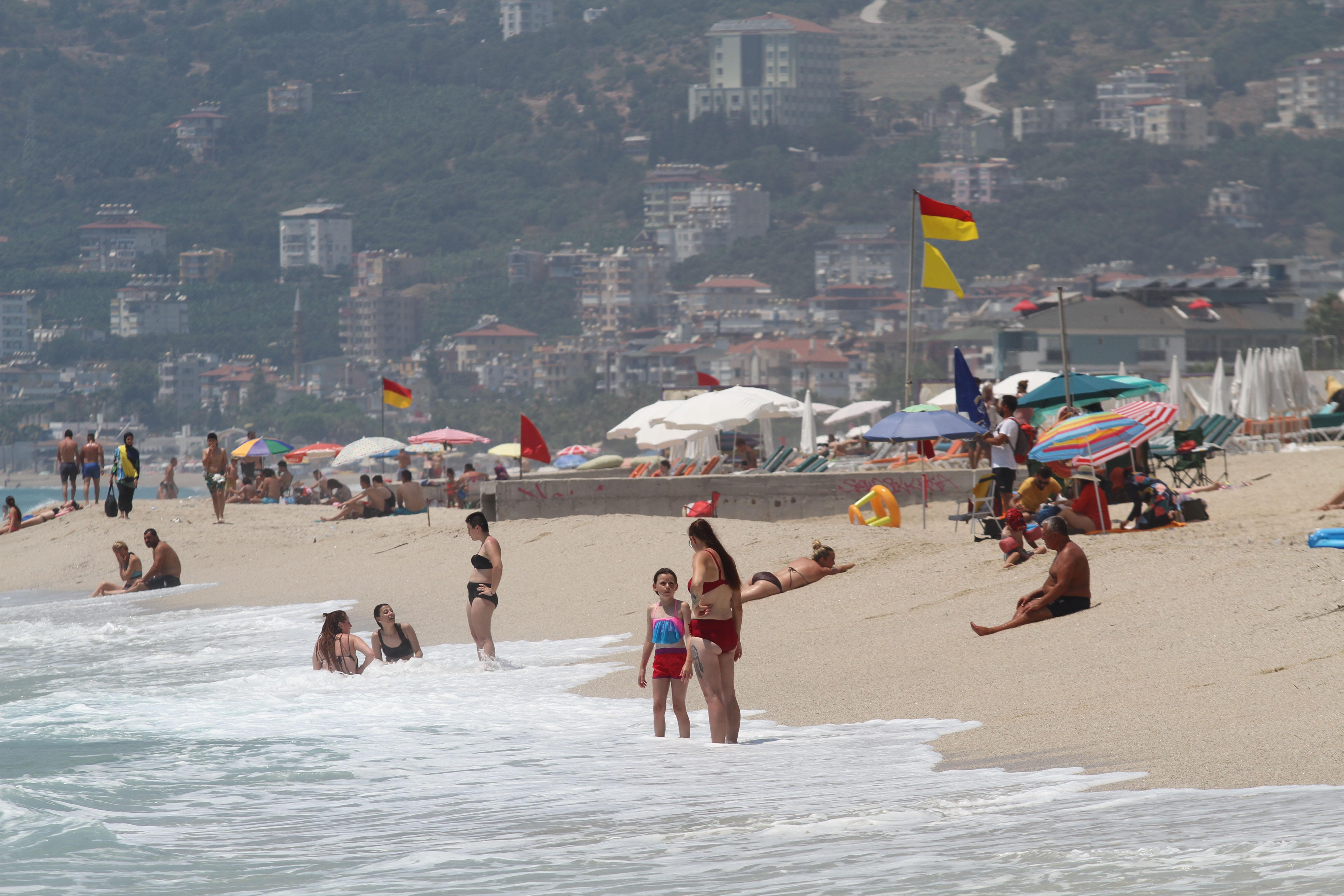 Alanyaya nem oranı yüzde 71 Sıcaktan bunalan denize koşuyor
