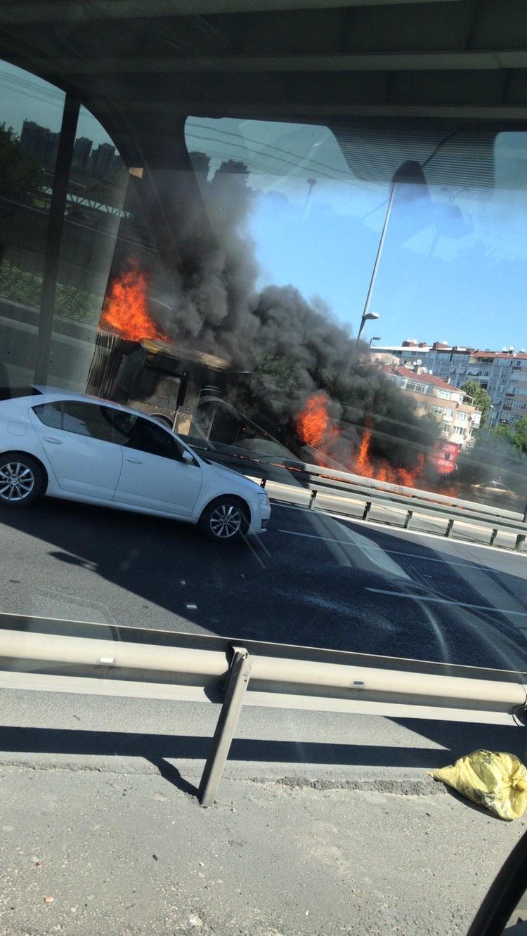 İstanbul Bakırköyde metrobüs alev alev yandı