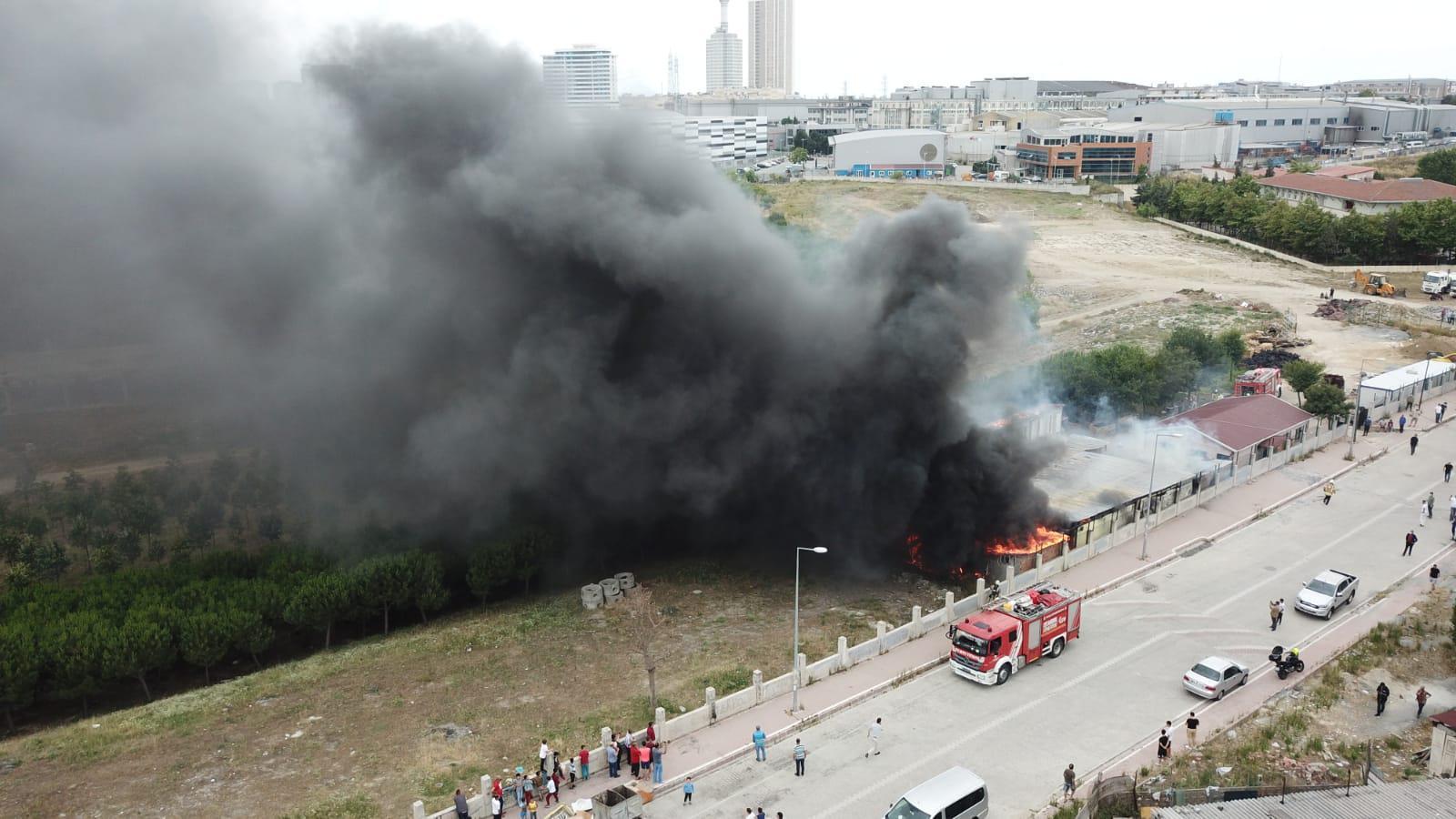 İstanbul Esenyurtta işçilerin kaldığı konteyner alev alev yandı