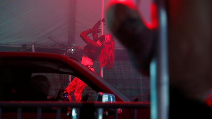 Kanadada sağlıkçıların itirazına rağmen açılan striptiz kulübünde 550 erkeğe corona bulaştı