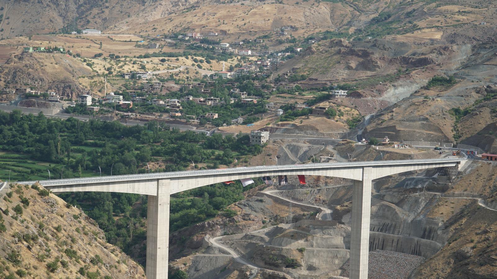 Türkiyenin en yükseği Botan Çayı Beğendik Köprüsü açıldı