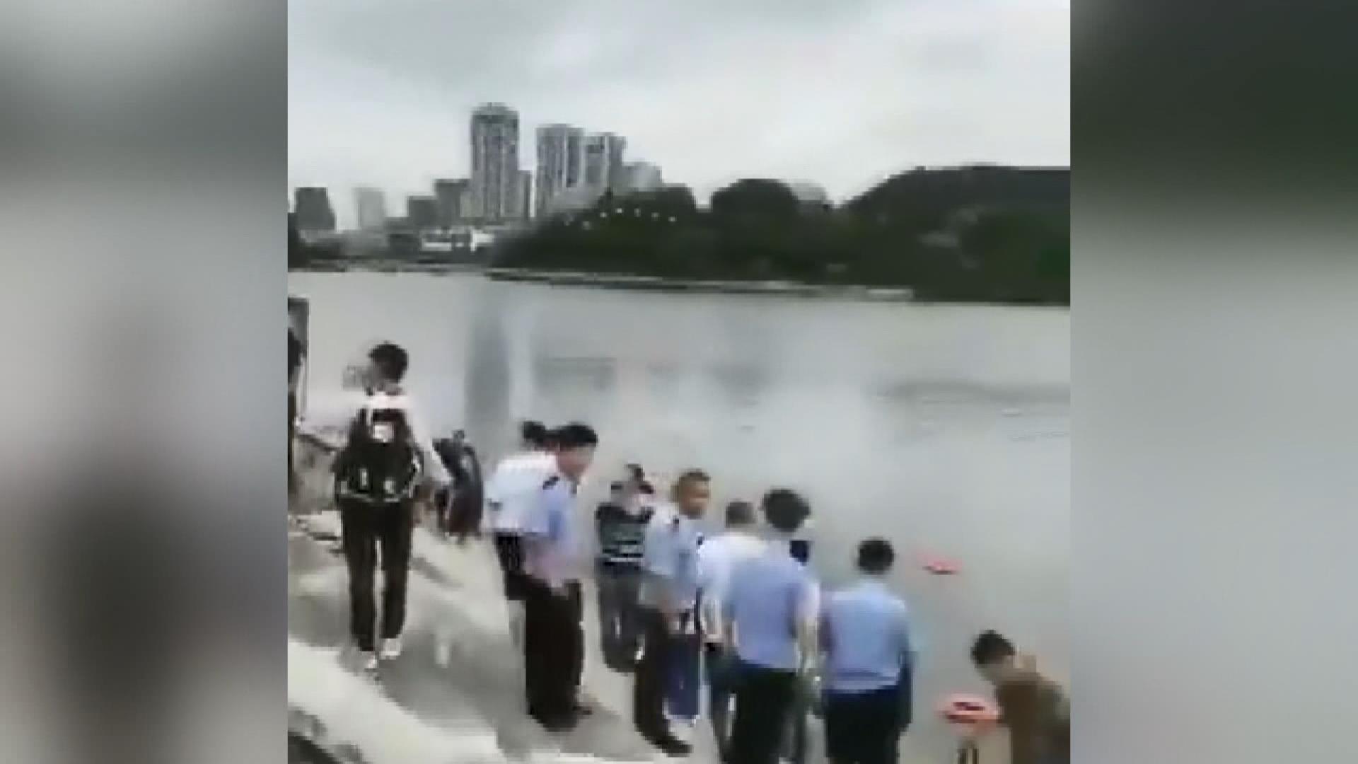 Çinde öğrenci taşıyan otobüs su kanalına uçtu: 21 ölü, 15 yaralı