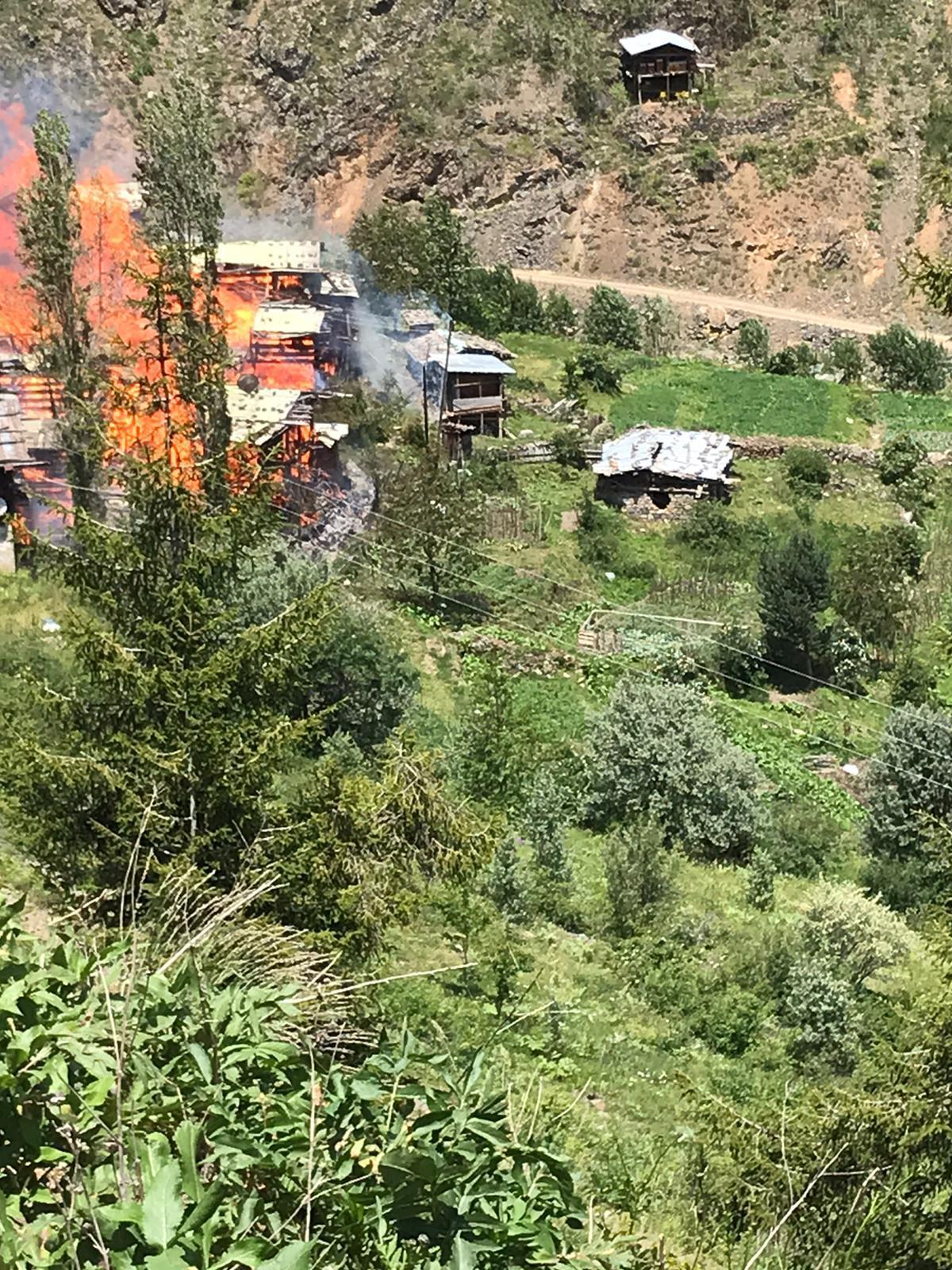 Artvinde Dokumacılar köyünde çıkan yangında 70 hane kül oldu